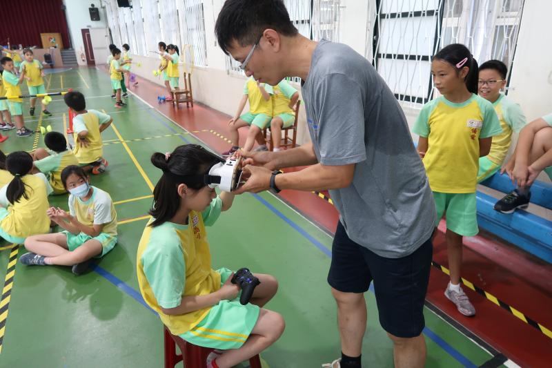 學生熟悉操縱無人機