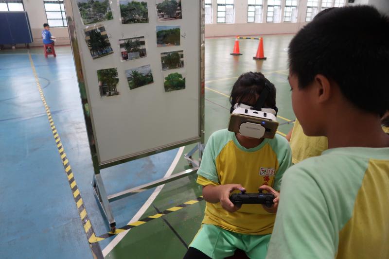 學生戴上VR眼鏡來操控無人機