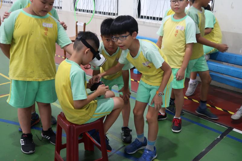 學生互相教導如何使用無人機