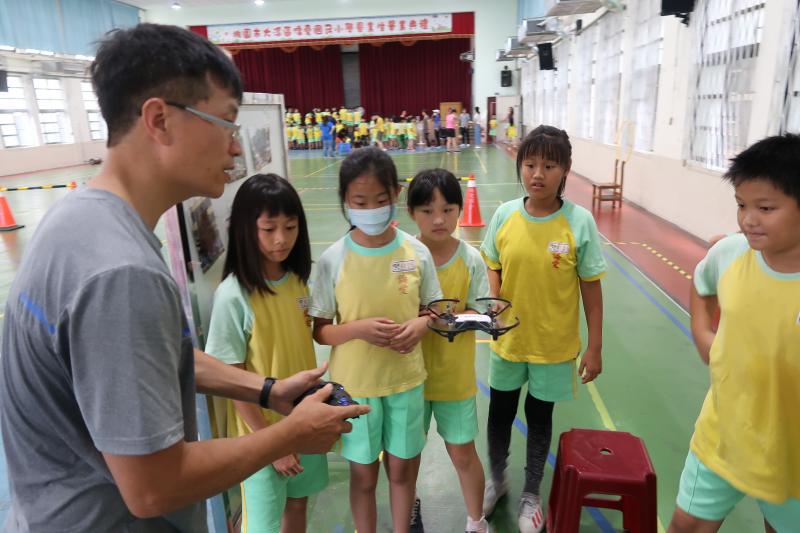 老師說明如何使用VR眼鏡及遙控器來操縱無人機