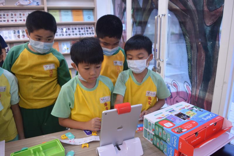 學生進行尋寶闖關活動