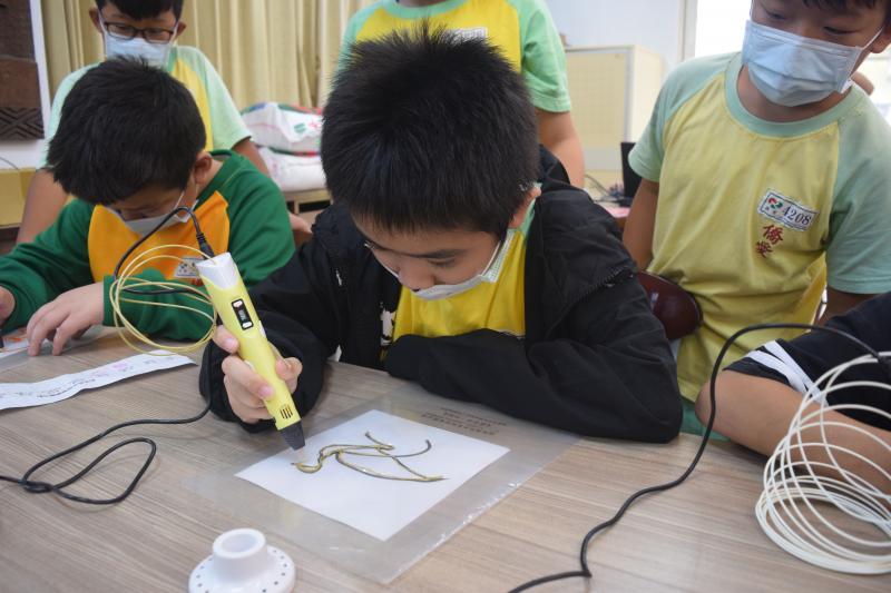 學生使用3D列印筆