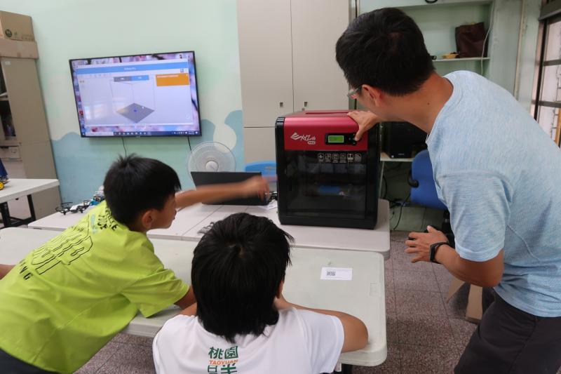 老師指導學生認識3D印表機