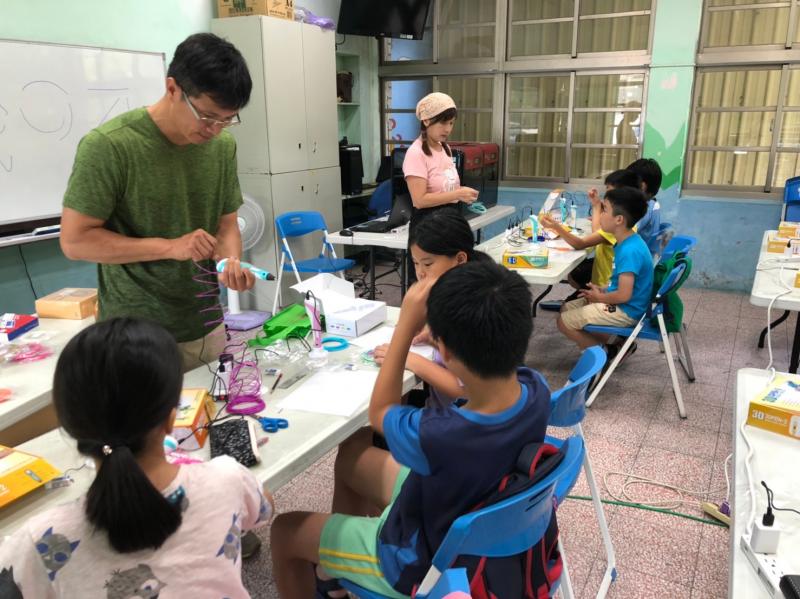 老師教導學生使用3D列印筆