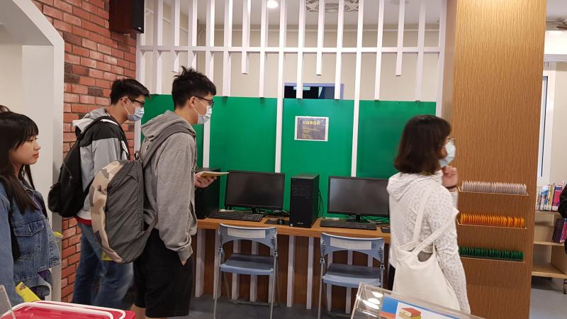 圖書室裡竟包含了資訊站(3台桌上型電腦)