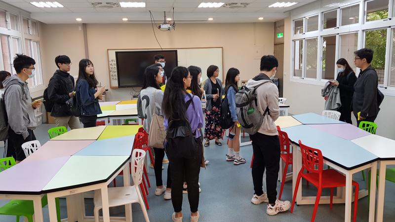 我們有10台平板在行動電源車裡，這是可以推到外面去使用的喔！