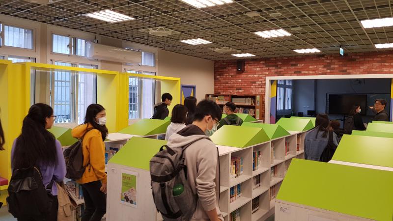 學校的藏書好多類別啊！花上一天時間應該也看不完。