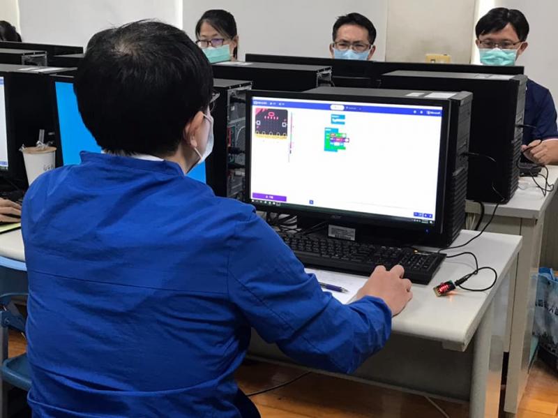 學員操作Make code控制Microbit