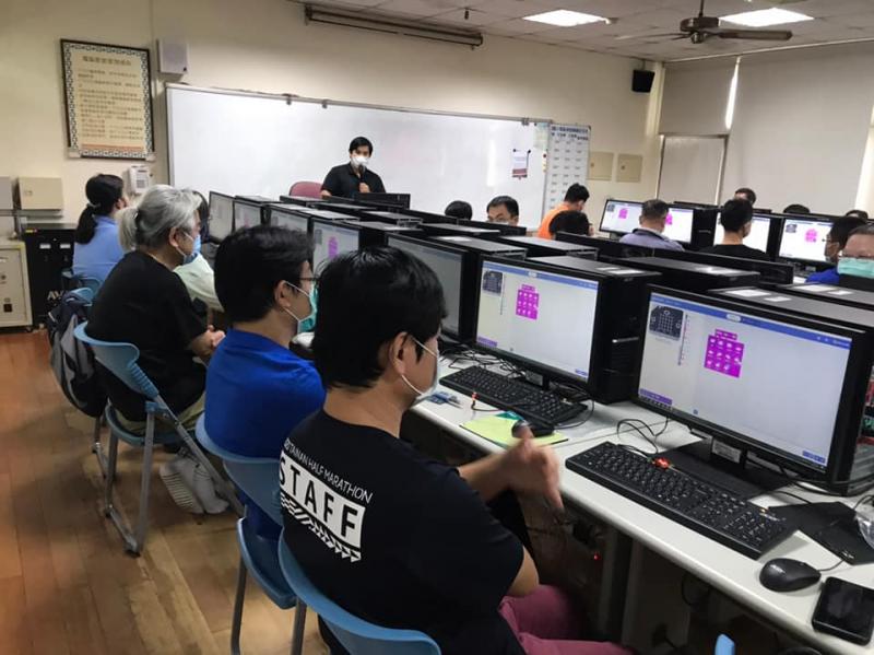 講師指導學員設計Microbit程式