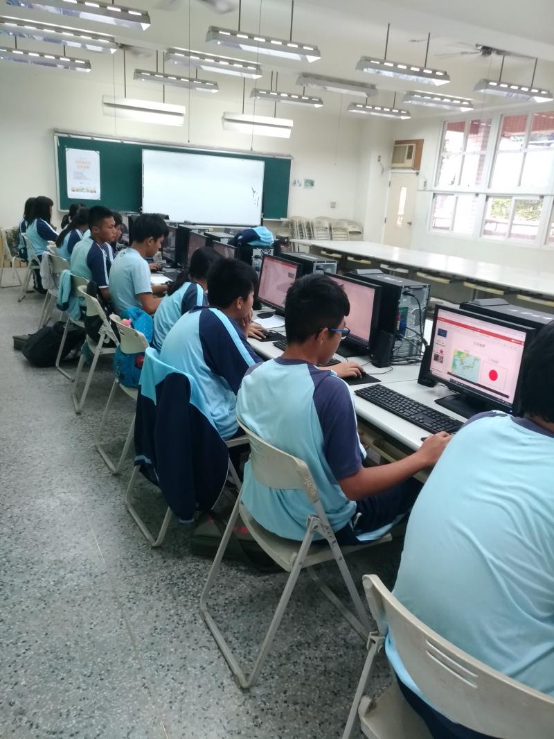 學生使用社區資訊站電腦做簡報作業