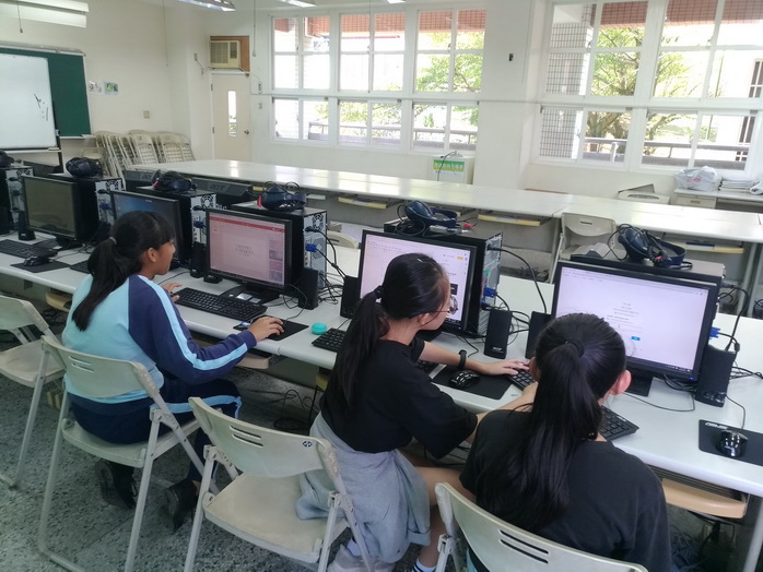 學生使用社區資訊站電腦做簡報作業