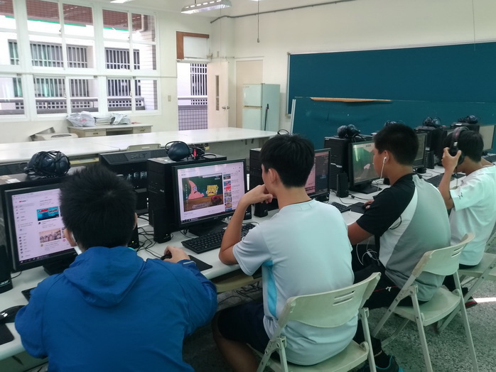 學生使用社區資訊站電腦瀏覽網頁、上youtube