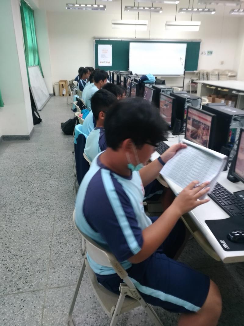 學生使用社區資訊站電腦做作業
