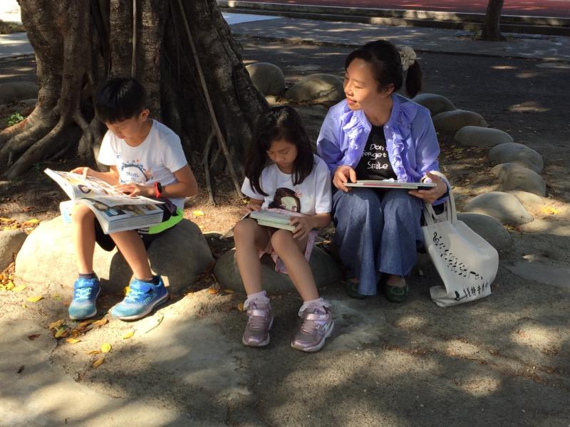 圖書館外的榕樹下閱讀，校園處處飄書香。