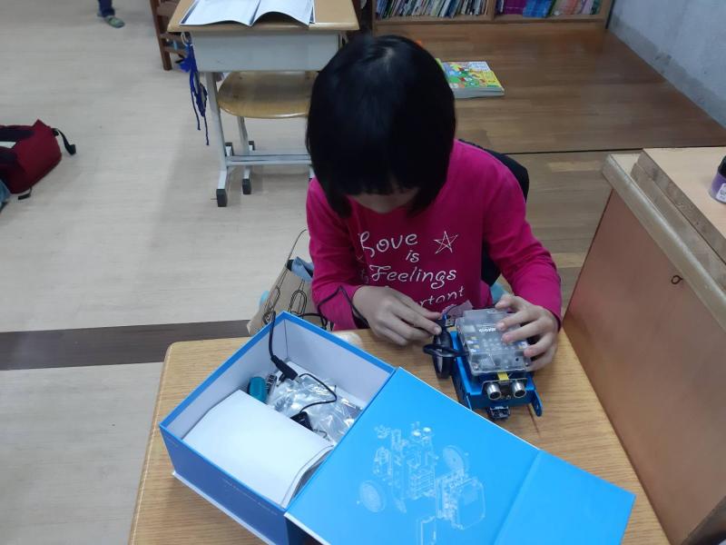 學生開箱機器人材料盒.