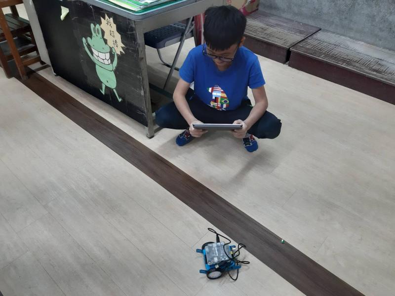 學生練習操控機器人.