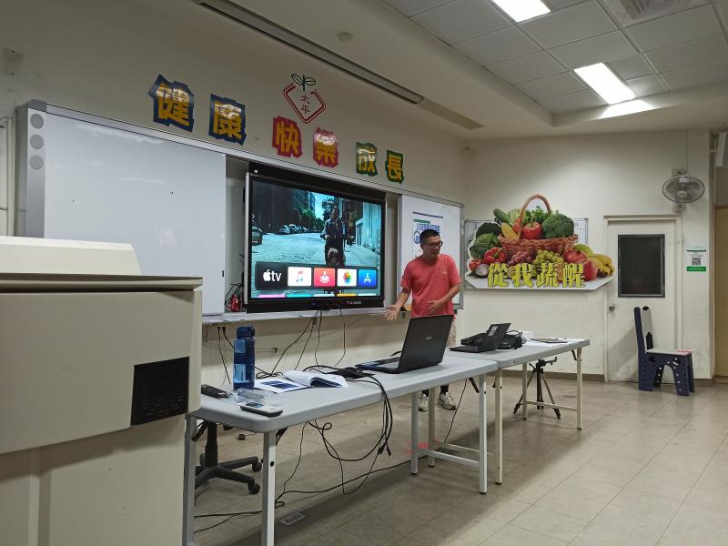 講師示範IPAD與APPLE TV如何連線