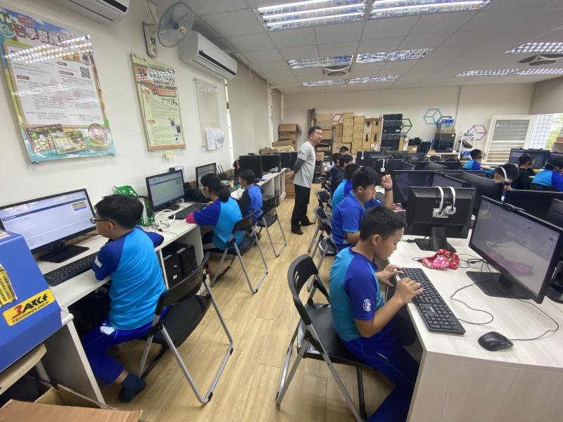 學生共同利用線上軟體學習