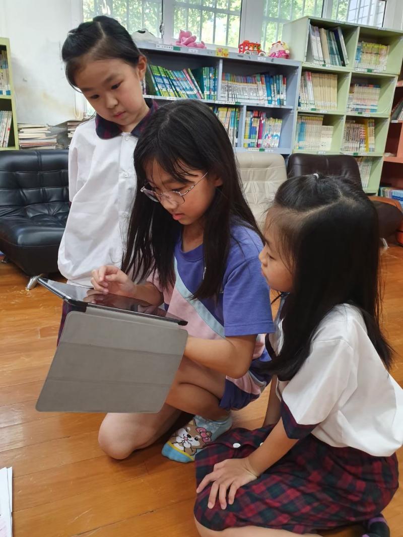 小朋友除了在圖書館看書外，又可獲知科技新知，也知此資訊用途很廣。