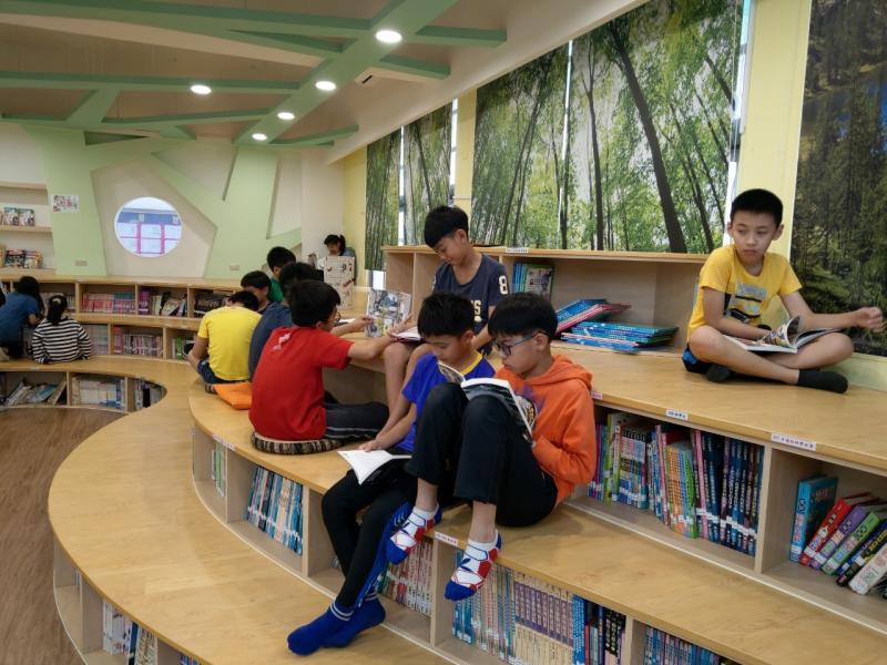 同學們一同閱讀,各自沉浸在書香中