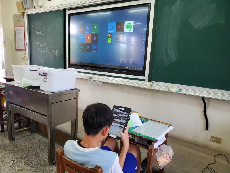 使用智慧黑板與平板電腦輔助教學