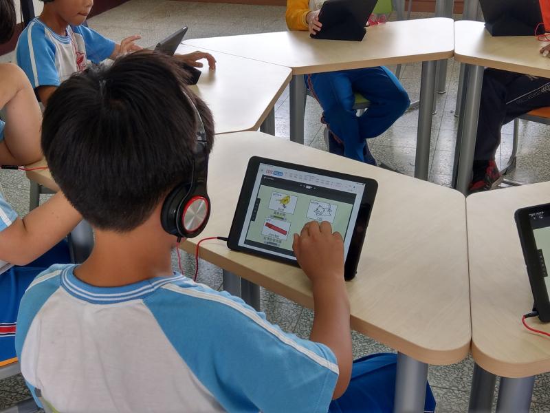利用社區資訊站的硬體及資源，讓偏鄉的孩子也能輕鬆學習英語。