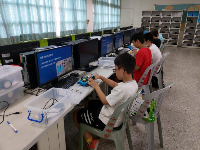 學生對於使用電腦與mbot自走車進行程式設計樂在其中。