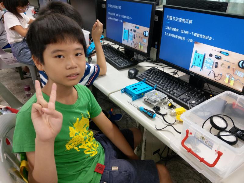 學生對於使用電腦與mbot自走車進行程式設計樂在其中。