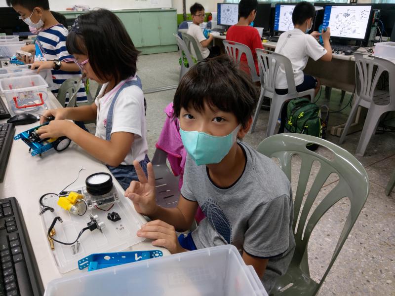 學生對於使用電腦與mbot自走車進行程式設計樂在其中。