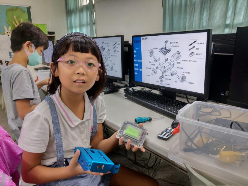學生對於使用電腦與mbot自走車進行程式設計樂在其中。