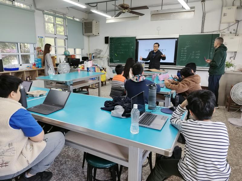 講師正在介紹如何使用google sheets