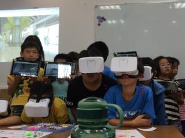 學員體驗VR虛擬實境