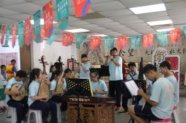 昇平國中國樂團，悠揚的絲竹鑼鼓引領全場回到中國古代，走進那充滿詩情畫意的富春江