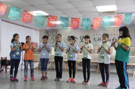 鹿滿國小直笛隊演奏充滿中國風味的＜虹彩妹妹＞和＜道情＞