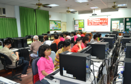學員擠滿了電腦教室