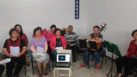 鳳林數位機會中心媽媽教我的歌課程，講師與學員上課畫面