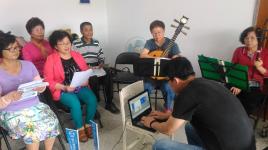鳳林數位機會中心媽媽教我的歌課程，講師與學員上課畫面