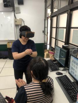 學員使用VR