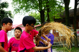 學童在綁稻草的過程，都是DOC長輩幫忙攝影的