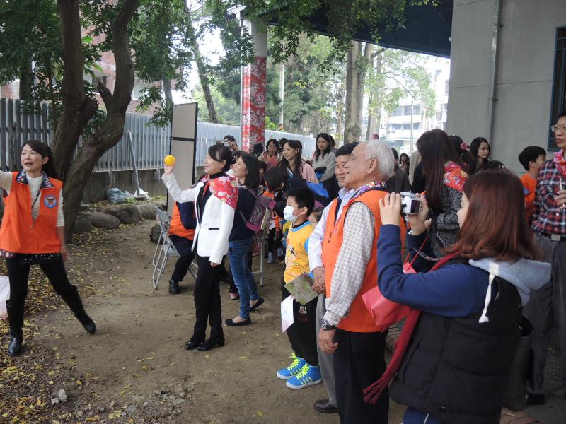 推廣活動中鄉長體驗闖關活動。