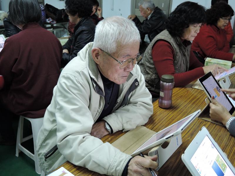 80歲蔣金水雖視力差，但他活到老、學到老，學會拍照、網路訂票，讓生活增添樂趣。