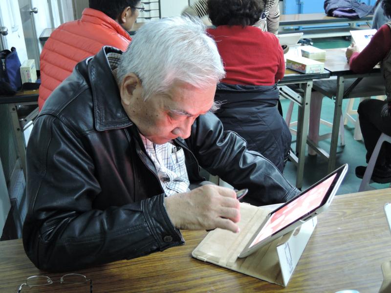 「怎麼用影音」、「怎麼傳輸照片」平均70歲的阿公、阿嬤學得認真，對數位學習很投入