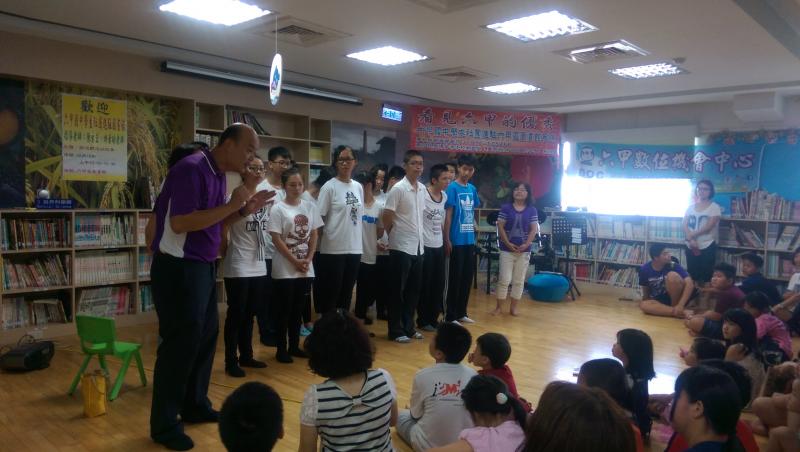 六甲國中校長蒞臨現場關切,鼓勵社團學生還有的小朋友