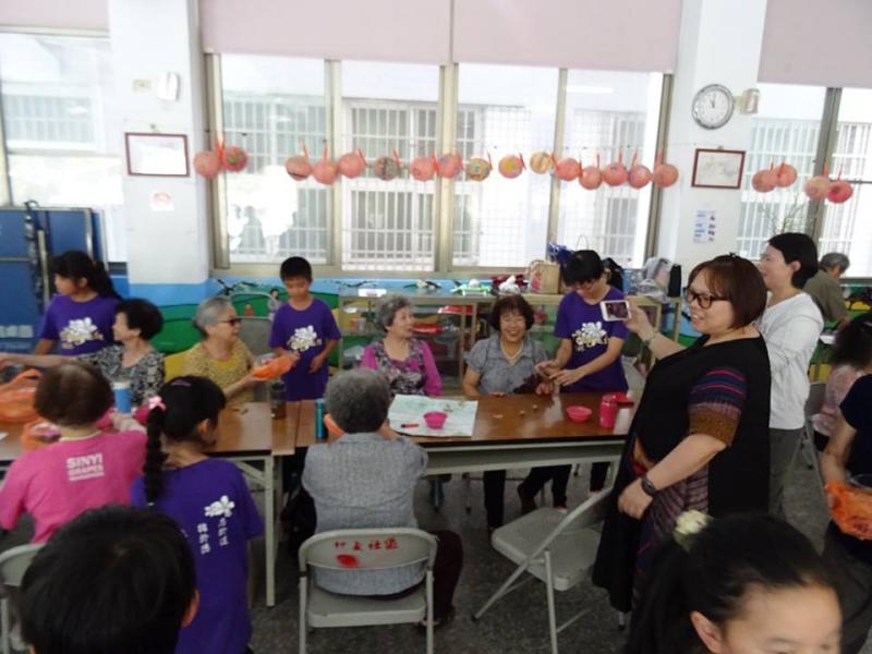 在活動中進行數位中心推廣活動，讓更多不同年齡層之大小朋友們對於DOC奠定基礎概念