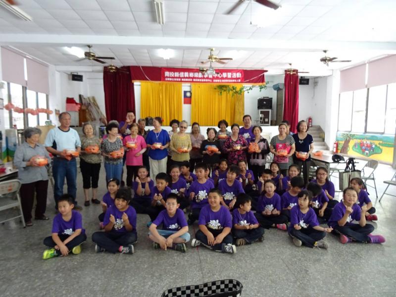 在縮短城鄉數位落差的教育上著手，也朝著社會面關心部落老人，並且透過聊天方式將數位機會中心推廣出去。