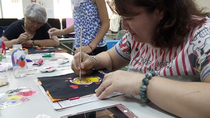 學員認真創作彩繪集集農特產