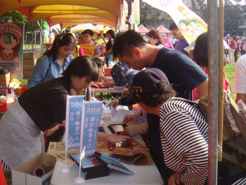 駐點與志工協助遊客使用平板