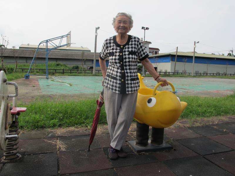 曾經都是最美的少女,如今已銳變成銀髮族,愛美的心仍然不變!擺出最美的一面!