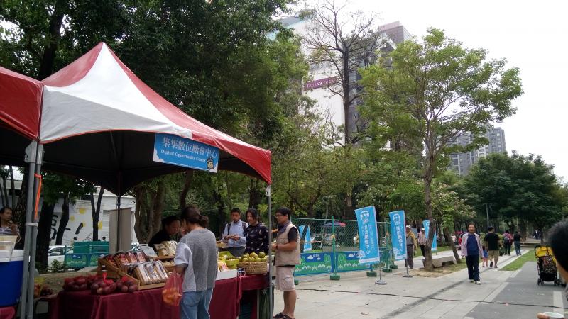 本日草悟道“錢”進…我們中投數位機會中心成果推廣活動，超多民眾選購集集農夫市集友善農產品，這次展攤推廣圓滿成功