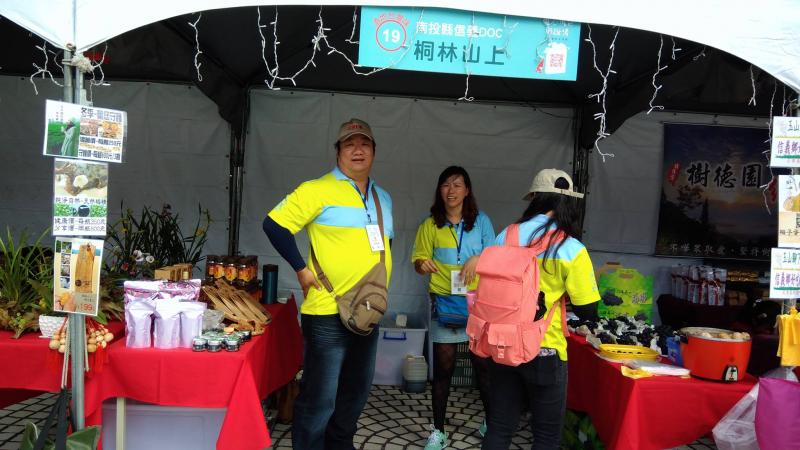 竭誠歡迎所有的好朋友來各攤位逛逛看看各地的特色，一起度過美麗的聖誕佳節。